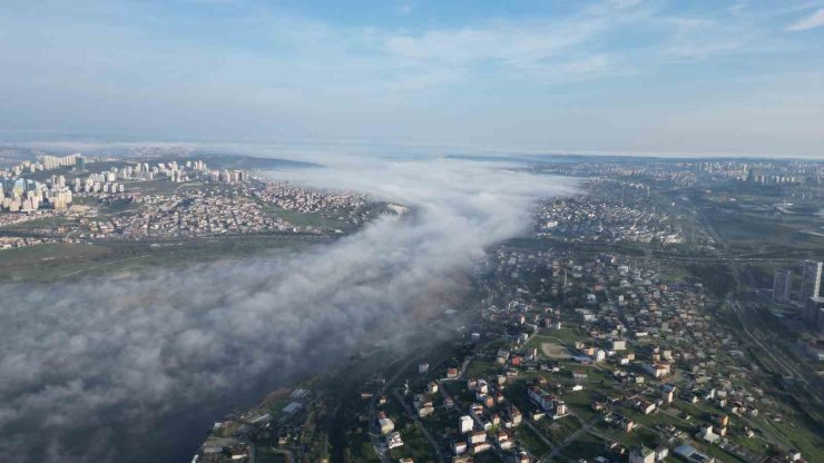 İSTANBUL’DA SİS BULUTLARI KARTPOSTALLIK GÖRÜNTÜ OLUŞTURDU