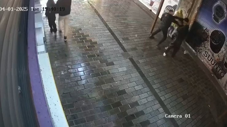 BEYOĞLU’NDA HAREKETLİ DAKİKALAR: KADINA ŞİDDET UYGULAYAN ŞAHSA BEKÇİ MÜDAHALESİ