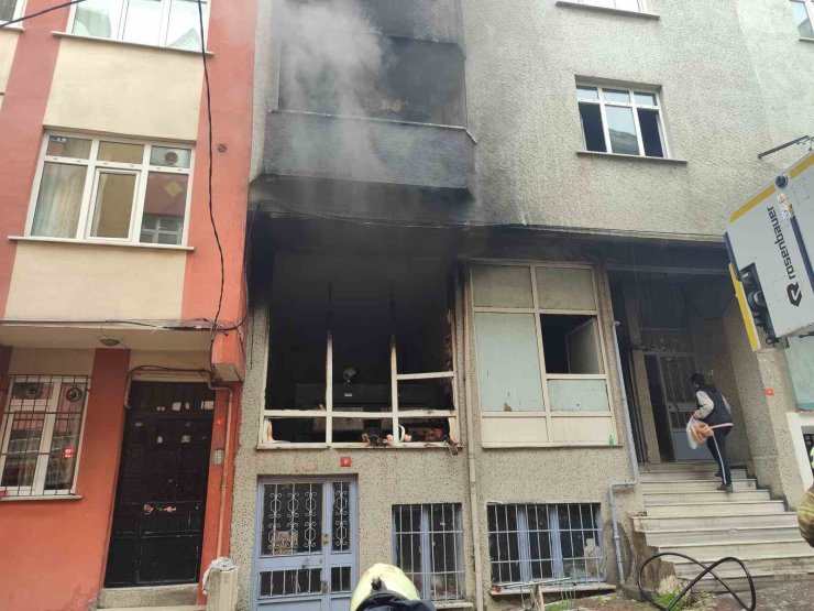 BAĞCILAR’DA ARAÇ PASPASI ÜRETEN İŞ YERİNDE KORKUTAN YANGIN