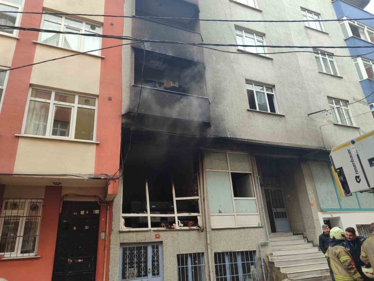 BAĞCILAR’DA ARAÇ PASPASI ÜRETEN İŞ YERİNDE KORKUTAN YANGIN