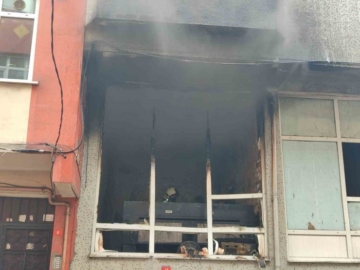 BAĞCILAR’DA ARAÇ PASPASI ÜRETEN İŞ YERİNDE KORKUTAN YANGIN