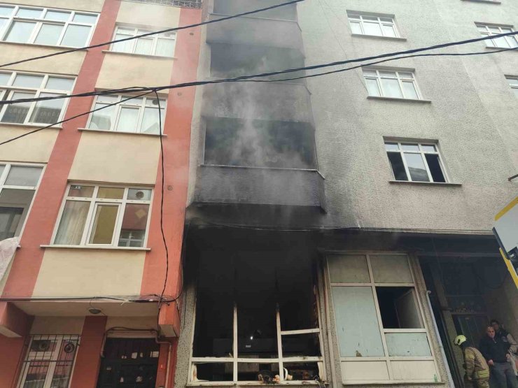 BAĞCILAR’DA ARAÇ PASPASI ÜRETEN İŞ YERİNDE KORKUTAN YANGIN