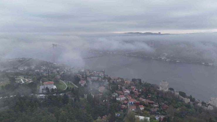 İSTANBUL’DA SİS ETKİLİ OLDU: KARTPOSTALLIK MANZARA HAVADAN GÖRÜNTÜLENDİ