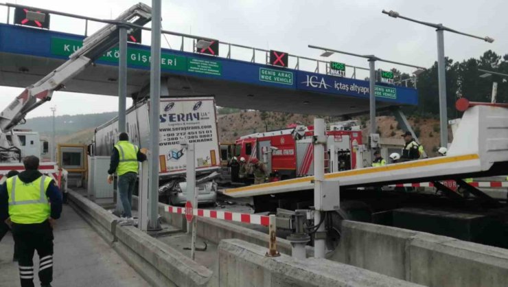 KUZEY MARMARA OTOYOLU’NDA FECİ KAZA: OTOMOBİL TIRIN ALTINA GİRDİ, 4 KİŞİ HAYATINI KAYBETTİ
