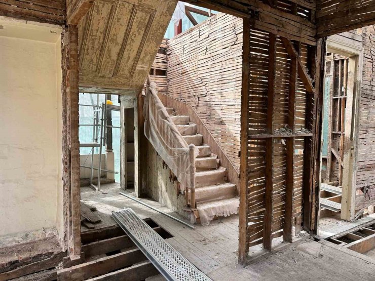 PENDİK’TE MÜZE RESTORASYONU SIRASINDA DUVARDAN AŞK MEKTUBU ÇIKTI