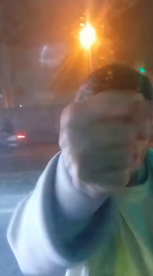 SARIYER’DE BİR GRUP GENÇ İETT OTOBÜSÜNE SALDIRIP CAMLARI YUMRUKLADILAR