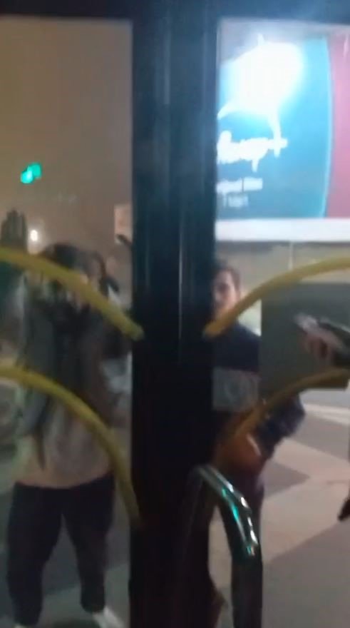 SARIYER’DE BİR GRUP GENÇ İETT OTOBÜSÜNE SALDIRIP CAMLARI YUMRUKLADILAR