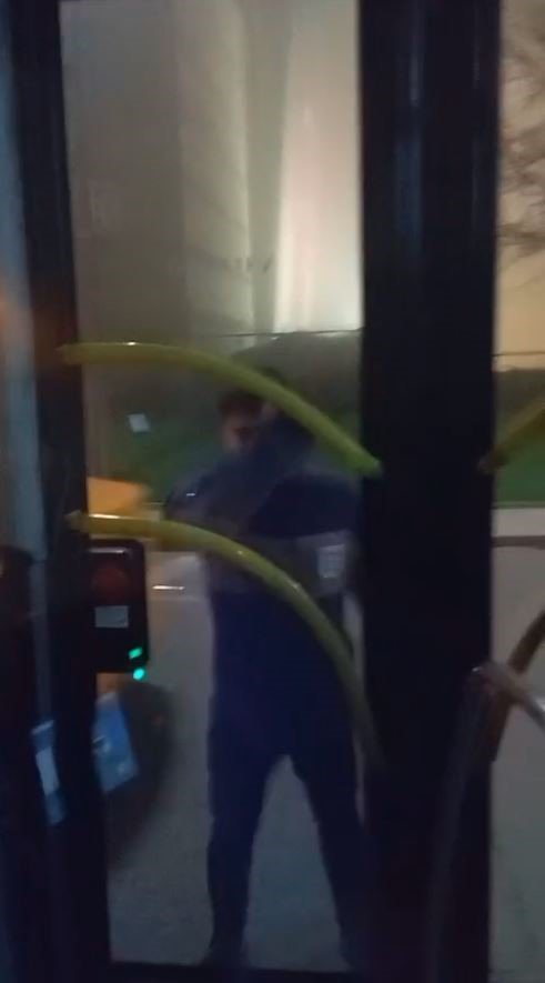 SARIYER’DE BİR GRUP GENÇ İETT OTOBÜSÜNE SALDIRIP CAMLARI YUMRUKLADILAR