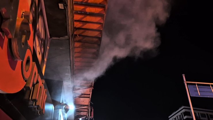 SULTANGAZİ’DE AYAKKABI MAĞAZASINDA YANGIN