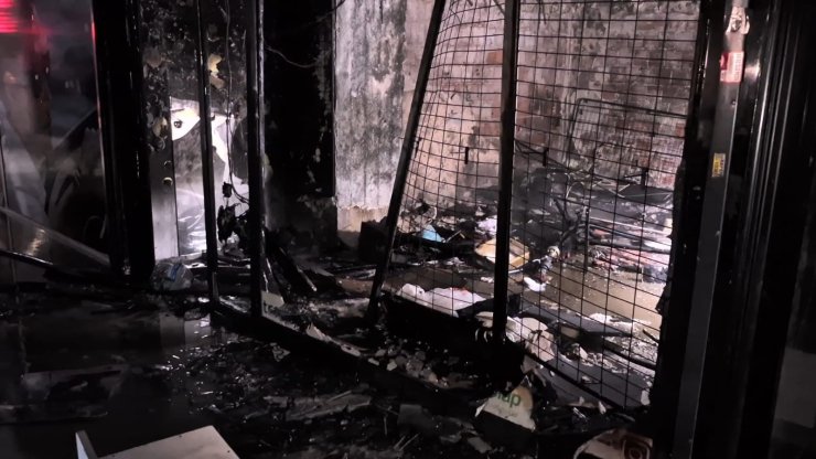 SULTANGAZİ’DE AYAKKABI MAĞAZASINDA YANGIN