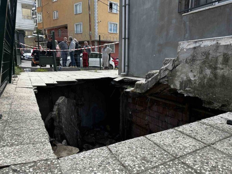 PENDİK’TE 4 KATLI BİNANIN BAHÇE ZEMİNİ ÇÖKTÜ