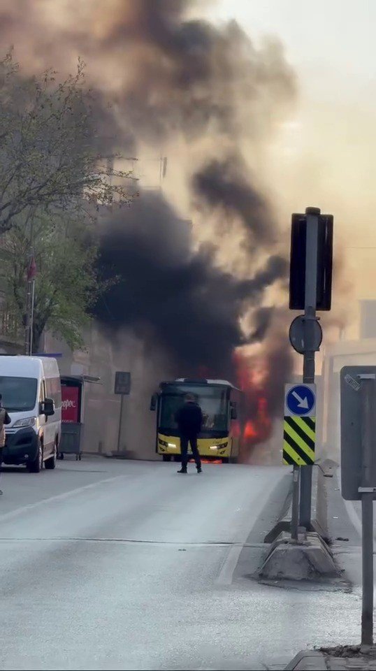 ÜMRANİYE’DE İETT OTOBÜSÜ YANDI