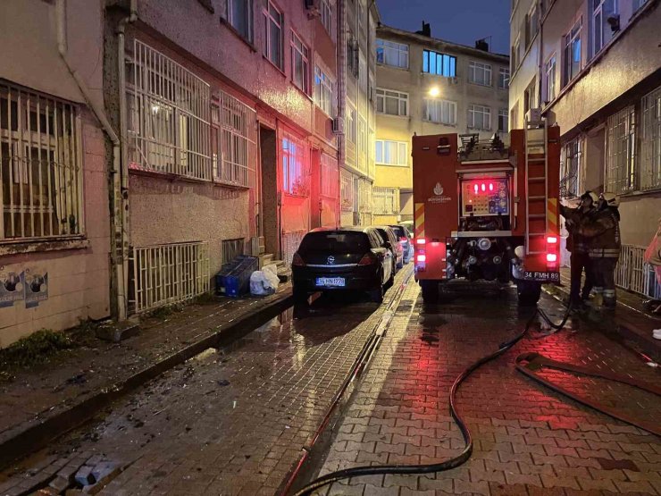 FATİH’TE 3 KATLI BİNADA YANGIN