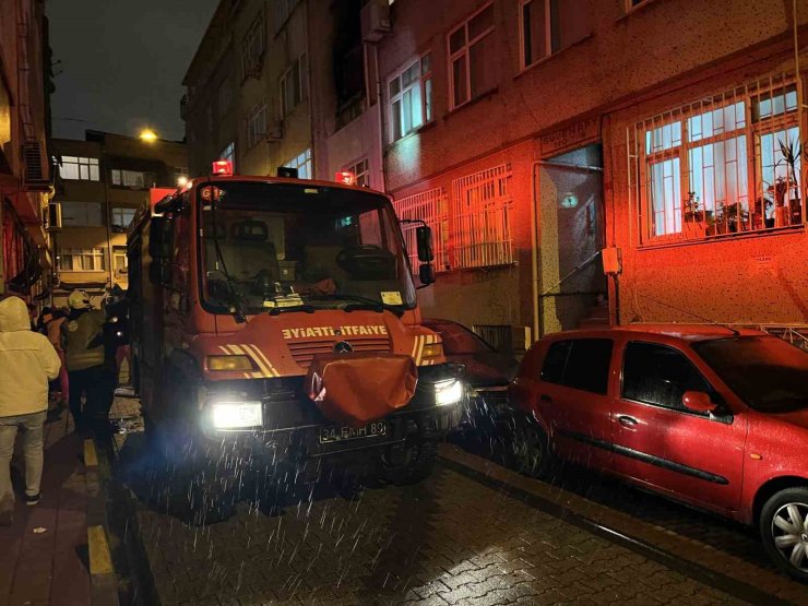 FATİH’TE 3 KATLI BİNADA YANGIN