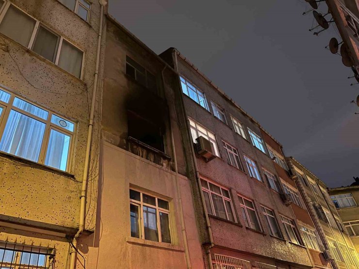 FATİH’TE 3 KATLI BİNADA YANGIN