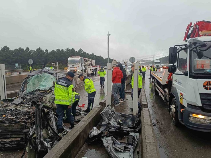KUZEY MARMARA OTOYOLU GİŞELER’DE ARAÇ TIRIN ALTINA GİRDİ: 1 ÖLÜ