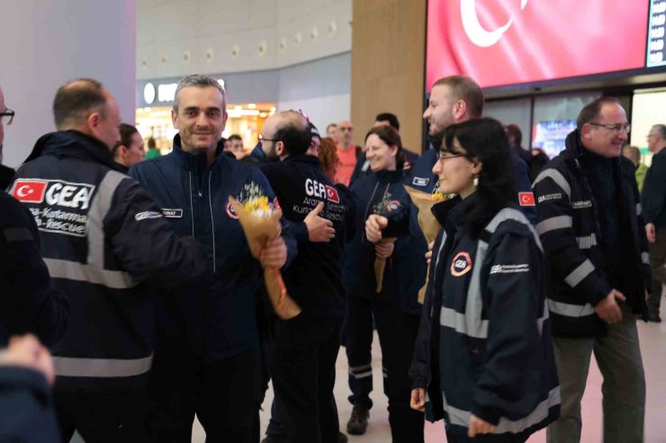 MYNMAR’DA ENKAZ ALTINDAN 2 KİŞİYİ KURTARAN GEA EKİBİ YURDA DÖNDÜ