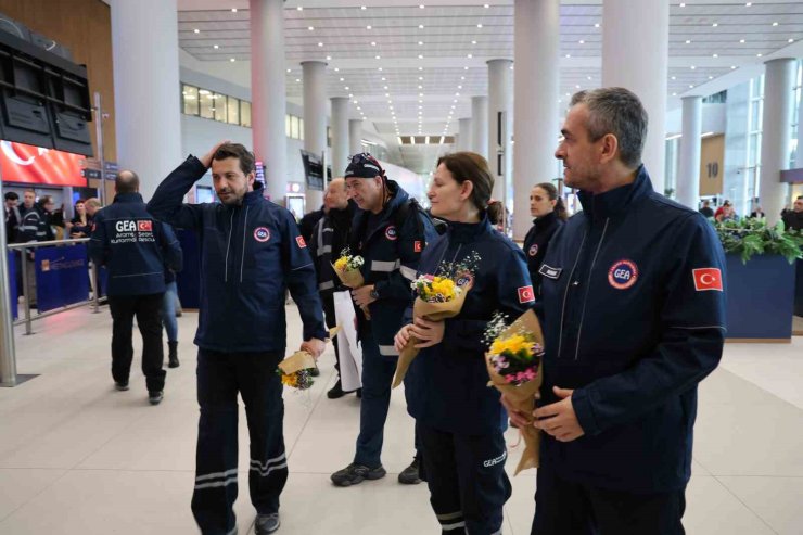 MYNMAR’DA ENKAZ ALTINDAN 2 KİŞİYİ KURTARAN GEA EKİBİ YURDA DÖNDÜ