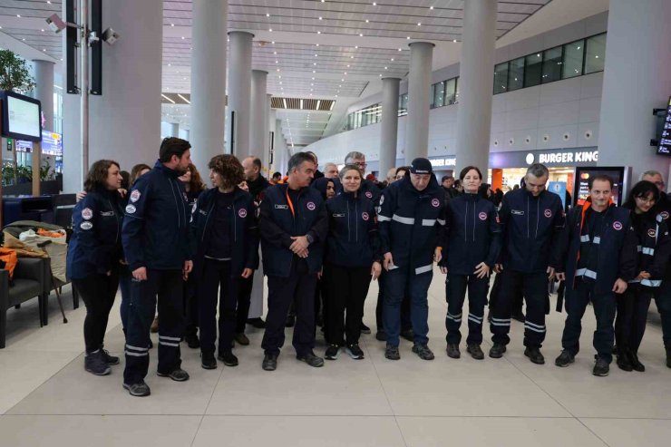 MYNMAR’DA ENKAZ ALTINDAN 2 KİŞİYİ KURTARAN GEA EKİBİ YURDA DÖNDÜ