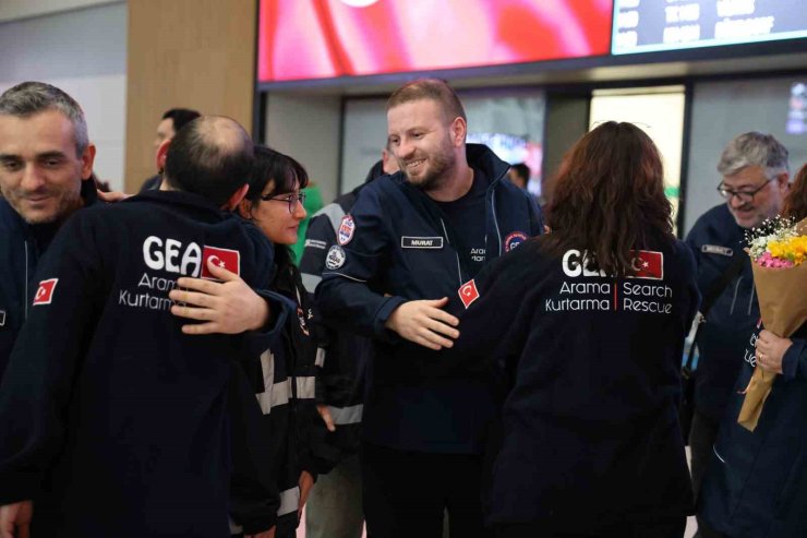 MYNMAR’DA ENKAZ ALTINDAN 2 KİŞİYİ KURTARAN GEA EKİBİ YURDA DÖNDÜ