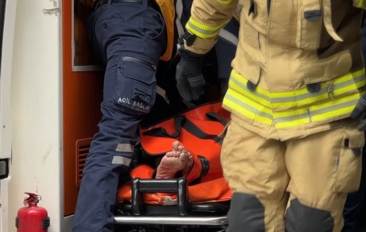 KADIKÖY’DE YARDIM SESLERİ EKİPLERİ HAREKETE GEÇİRDİ: EVDE BAYGIN HALDE BULUNDU