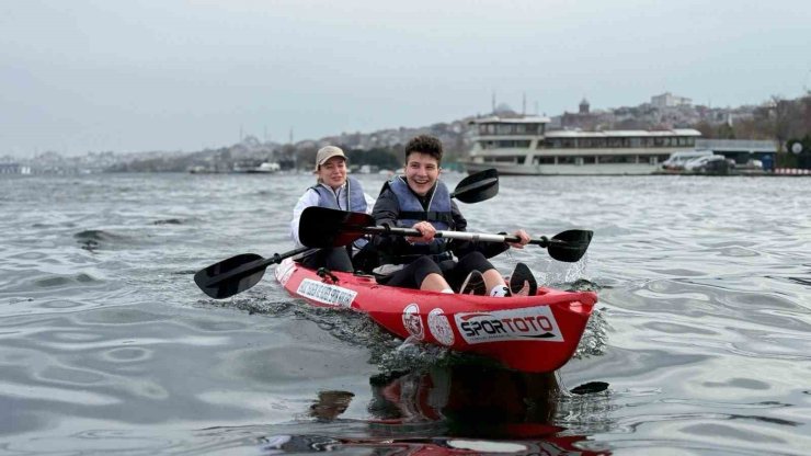 ÜNİVERSİTELİLER, HALİÇ’TE SU SPORLARIYLA BULUŞTU