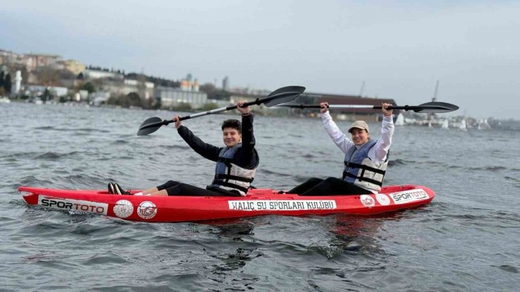 ÜNİVERSİTELİLER, HALİÇ’TE SU SPORLARIYLA BULUŞTU