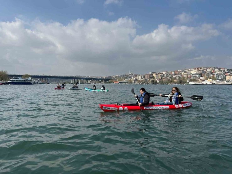 ÜNİVERSİTELİLER, HALİÇ’TE SU SPORLARIYLA BULUŞTU
