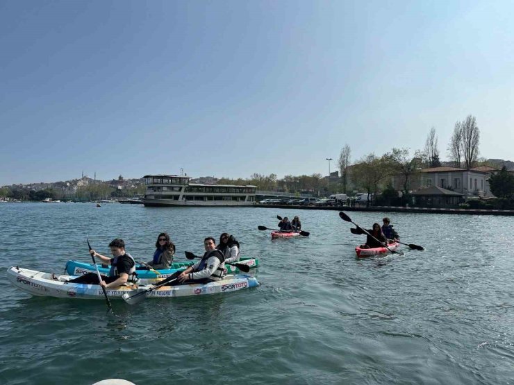 ÜNİVERSİTELİLER, HALİÇ’TE SU SPORLARIYLA BULUŞTU