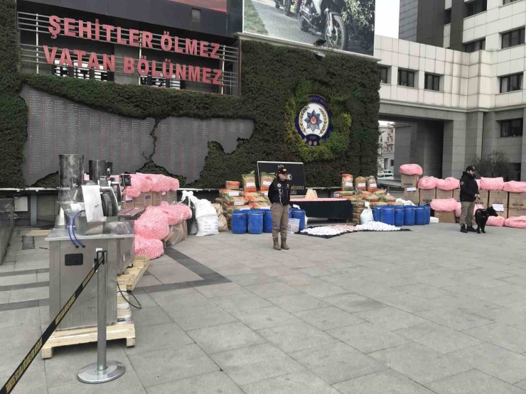 İÇİŞLERİ BAKANI YERLİKAYA’NIN AÇIKLADIĞI UYUŞTURUCU EMNİYETTE SERGİLENDİ