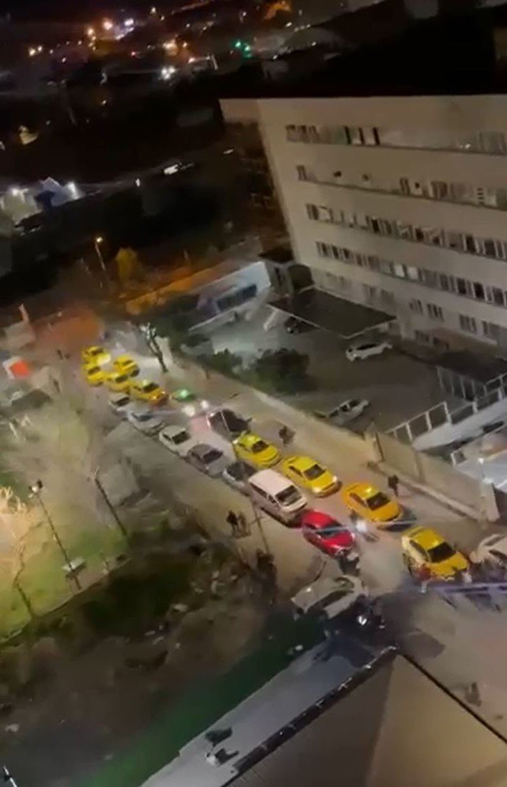 ÖĞRENCİLER İLE TAKSİCİLERİN KAVGASI YURTTA SON BULDU; O ANLAR KAMERADA