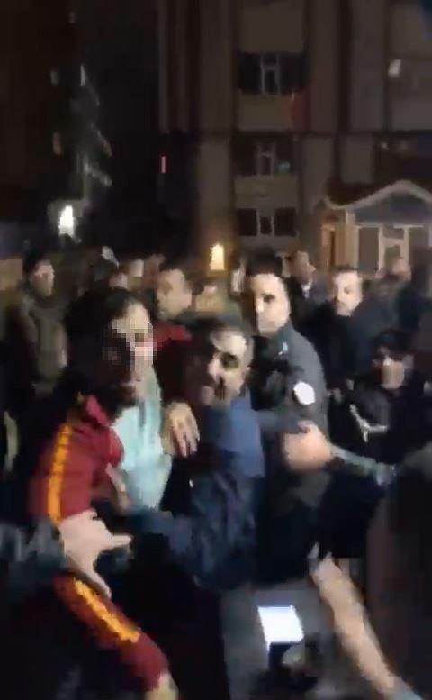 ÖĞRENCİLER İLE TAKSİCİLERİN KAVGASI YURTTA SON BULDU; O ANLAR KAMERADA