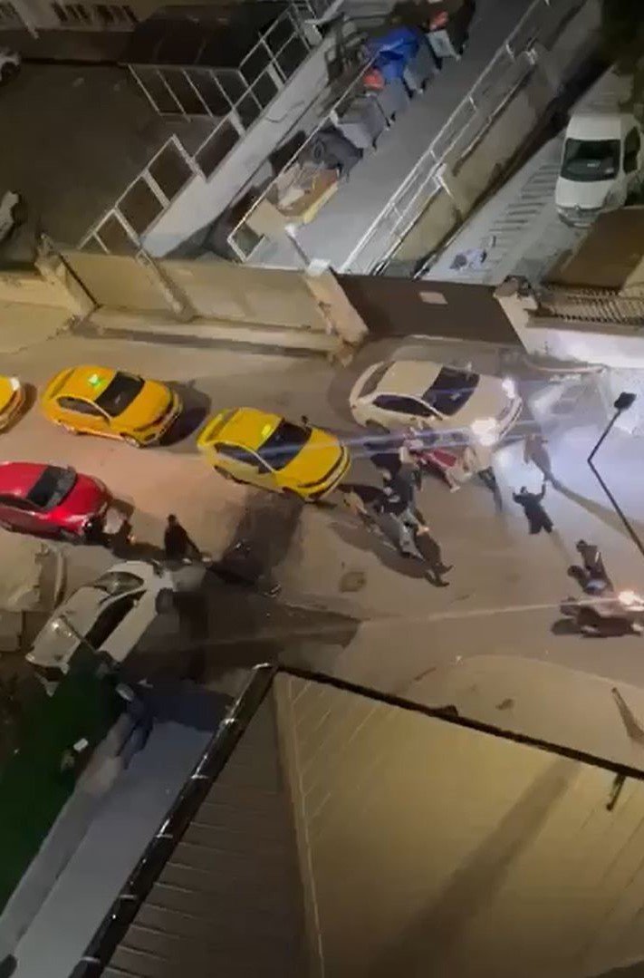 ÖĞRENCİLER İLE TAKSİCİLERİN KAVGASI YURTTA SON BULDU; O ANLAR KAMERADA