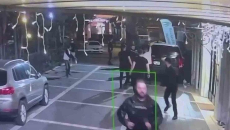 İSTANBUL’UN GÖBEĞİNDE GECE KULÜBÜ ÖNÜNDE SİLAHLI ÇATIŞMA KAMERADA: 1 ÖLÜ, 1 YARALI