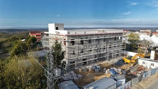 SULTANGAZİ’DE GENÇLİK, SPOR VE SAĞLIK MERKEZİ HIZLA YÜKSELİYOR