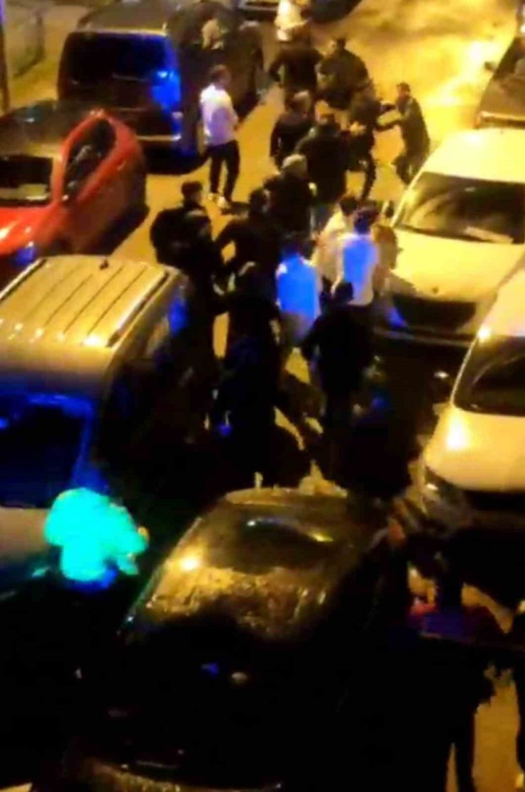 SULTANGAZİ’DE DÜĞÜN SALONU KARIŞTI, KAVGA SOKAĞA TAŞTI: O ANLAR KAMERADA