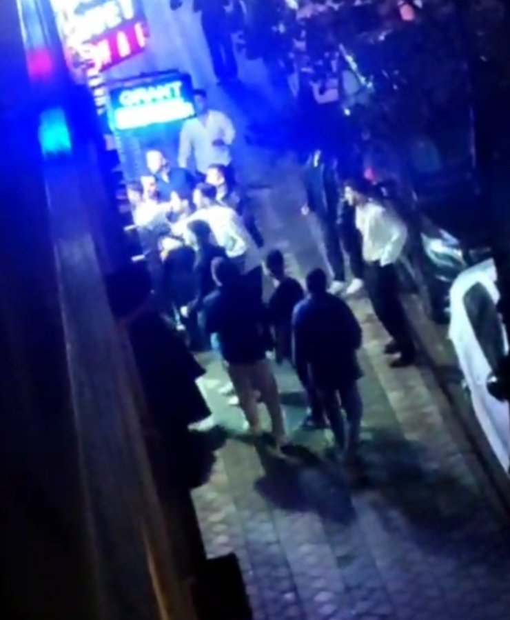 SULTANGAZİ’DE DÜĞÜN SALONU KARIŞTI, KAVGA SOKAĞA TAŞTI: O ANLAR KAMERADA