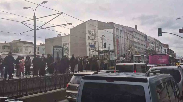 SULTANGAZİ’DE TRAMVAY SEFERLERİ DURDU, YOĞUNLUK YAŞANDI