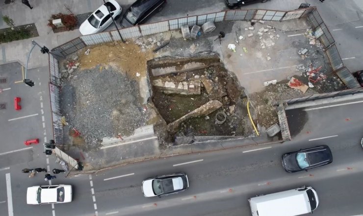 EMİNÖNÜ’NDE İBB’NİN 6 YILDIR BİTMEYEN YOL ÇALIŞMASI ÇİLEYE DÖNÜŞTÜ