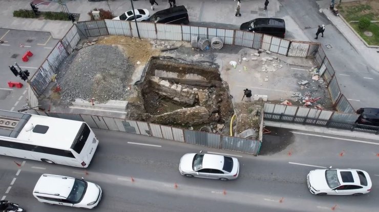 EMİNÖNÜ’NDE İBB’NİN 6 YILDIR BİTMEYEN YOL ÇALIŞMASI ÇİLEYE DÖNÜŞTÜ