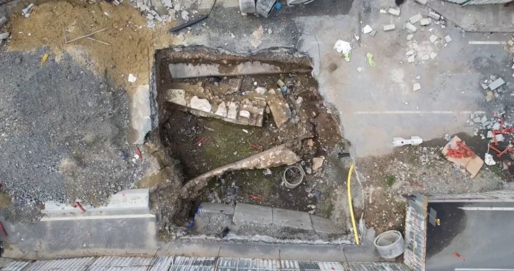 EMİNÖNÜ’NDE İBB’NİN 6 YILDIR BİTMEYEN YOL ÇALIŞMASI ÇİLEYE DÖNÜŞTÜ