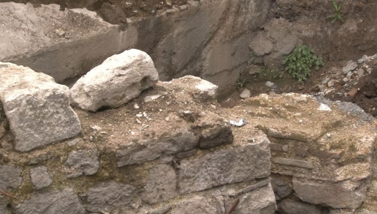 EMİNÖNÜ’NDE İBB’NİN 6 YILDIR BİTMEYEN YOL ÇALIŞMASI ÇİLEYE DÖNÜŞTÜ