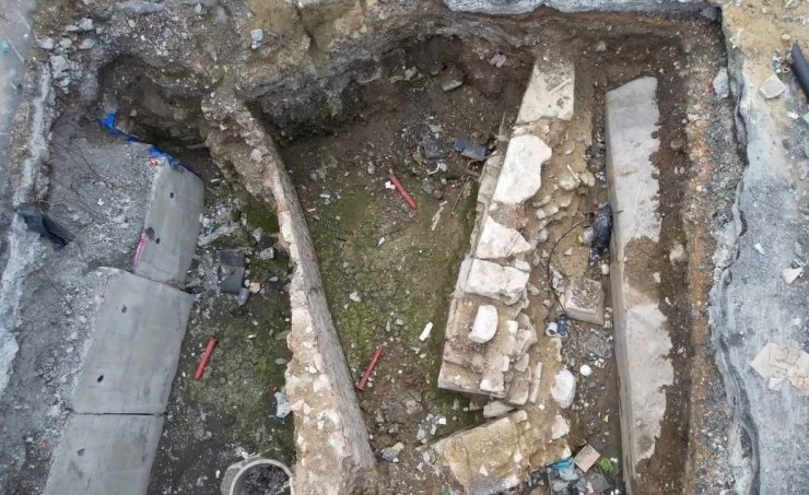 EMİNÖNÜ’NDE İBB’NİN 6 YILDIR BİTMEYEN YOL ÇALIŞMASI ÇİLEYE DÖNÜŞTÜ