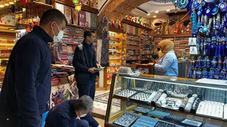 TARİHİ MISIR ÇARŞISI’NDA İLAÇLAMA ÇALIŞMASI YAPILDI