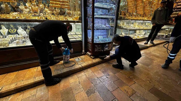 TARİHİ MISIR ÇARŞISI’NDA İLAÇLAMA ÇALIŞMASI YAPILDI