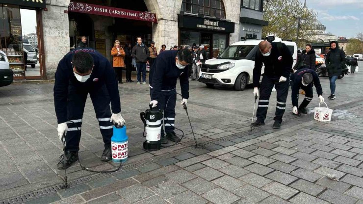 TARİHİ MISIR ÇARŞISI’NDA İLAÇLAMA ÇALIŞMASI YAPILDI