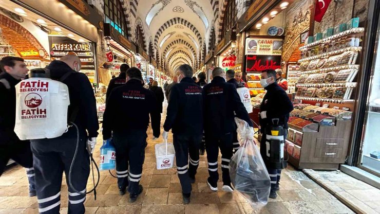 TARİHİ MISIR ÇARŞISI’NDA İLAÇLAMA ÇALIŞMASI YAPILDI