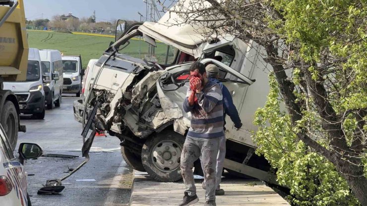 ARNAVUTKÖY’DE KAMYONET İLE KAMYON ÇARPIŞTI: 2 YARALI