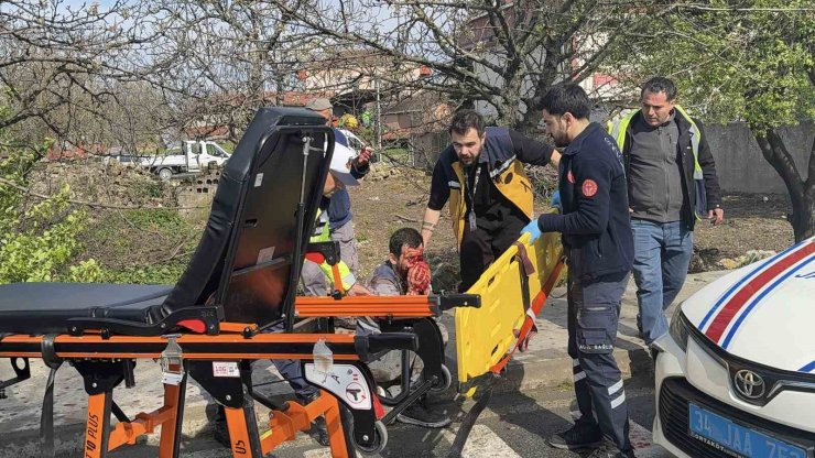 ARNAVUTKÖY’DE KAMYONET İLE KAMYON ÇARPIŞTI: 2 YARALI