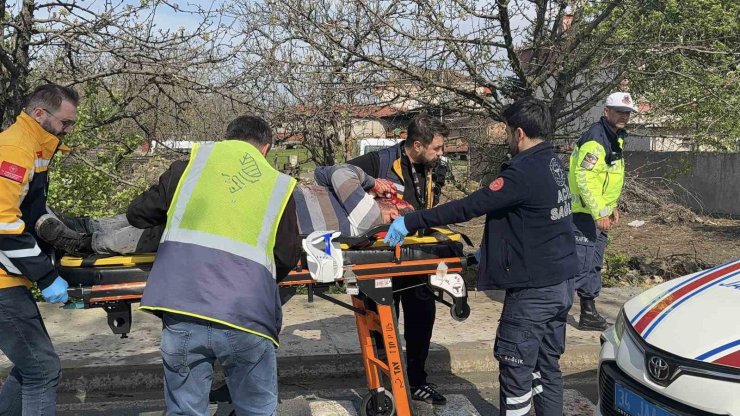 ARNAVUTKÖY’DE KAMYONET İLE KAMYON ÇARPIŞTI: 2 YARALI